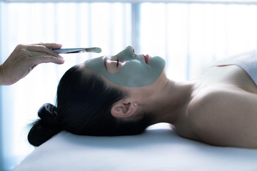 Otl Gouverneur Saguenay Zewnętrze zdjęcie A woman with a facial mask