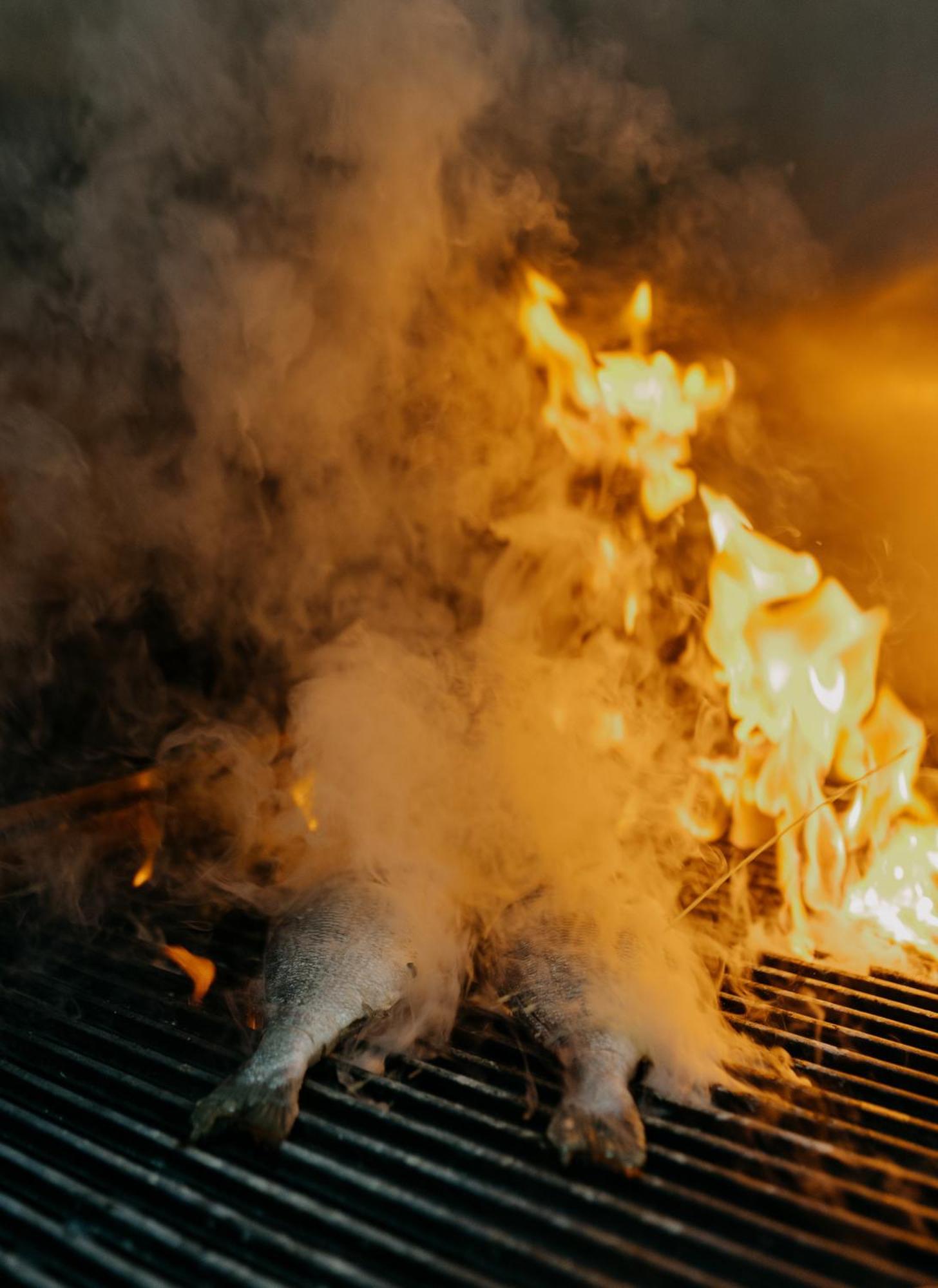 Otl Gouverneur Saguenay Zewnętrze zdjęcie A fire in progress