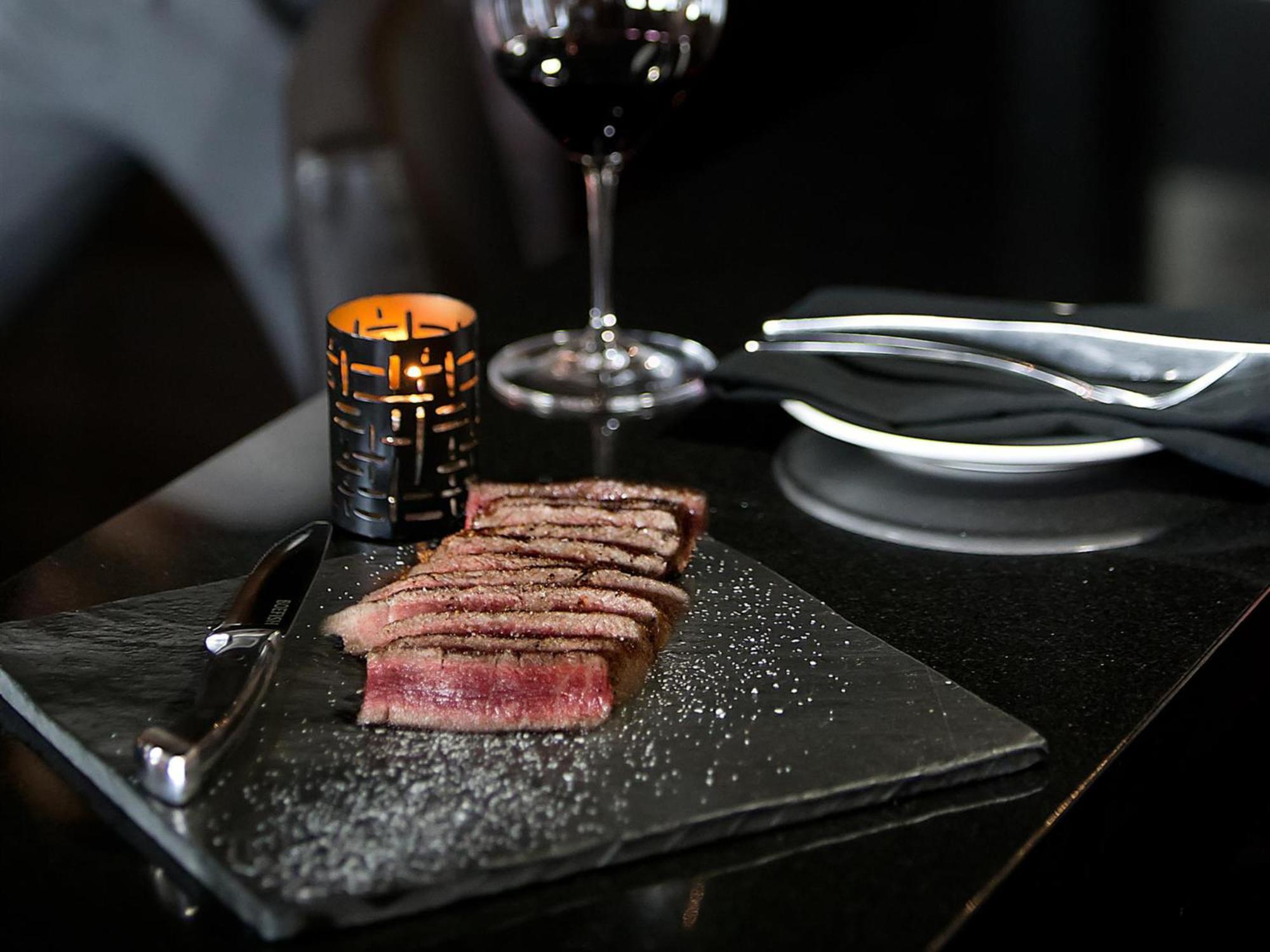 Otl Gouverneur Saguenay Zewnętrze zdjęcie A steak at the restaurant