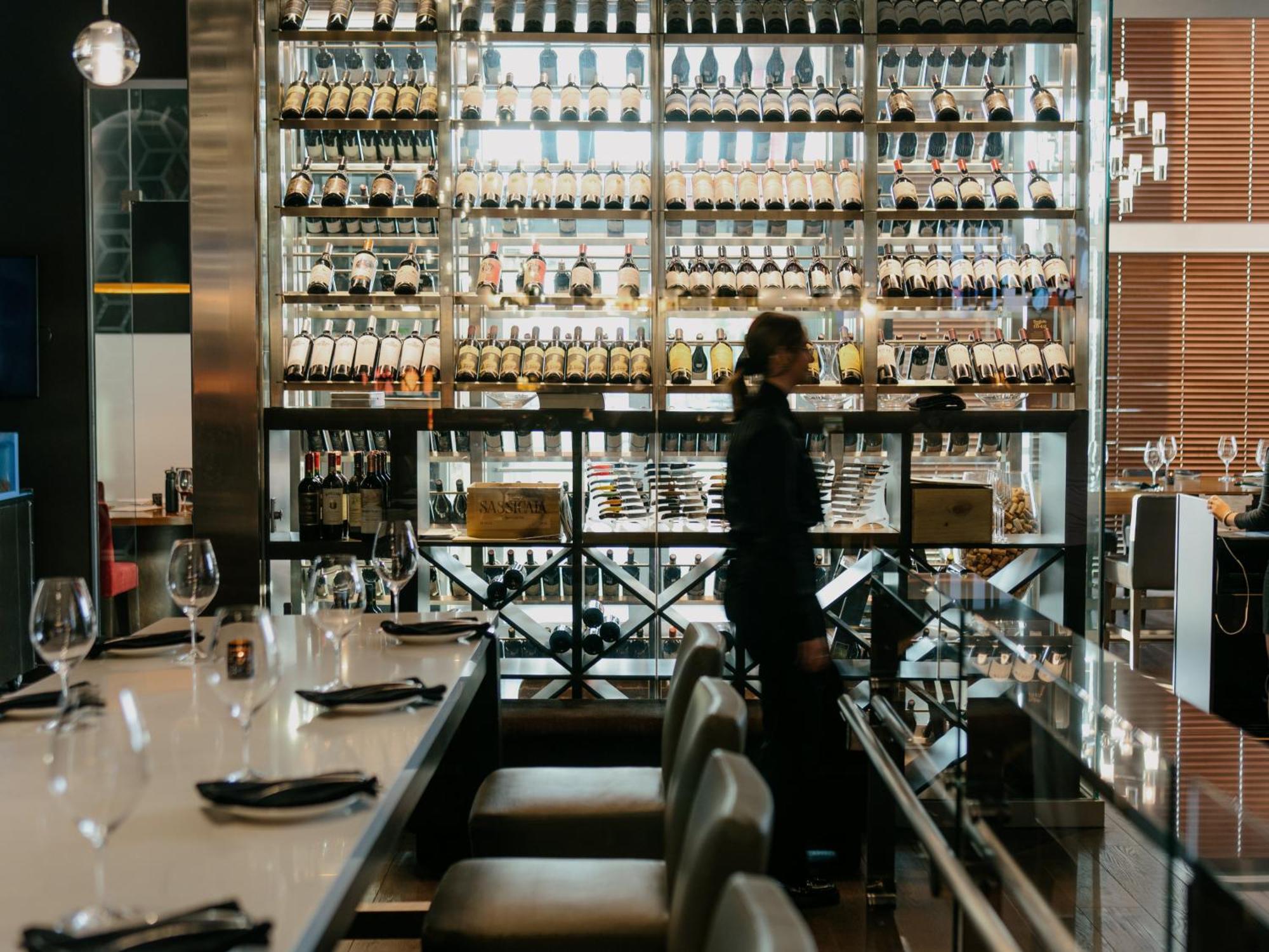 Otl Gouverneur Saguenay Zewnętrze zdjęcie Wine bar in Tokyo