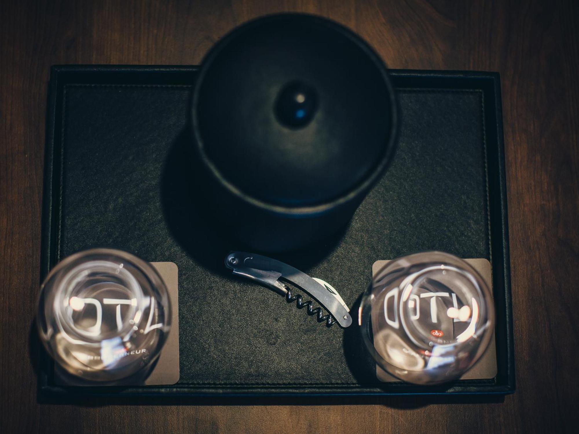 Otl Gouverneur Saguenay Zewnętrze zdjęcie A bellboy's bell