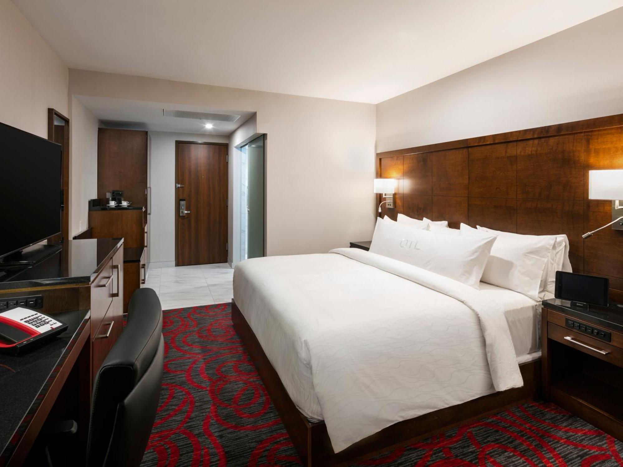Otl Gouverneur Saguenay Zewnętrze zdjęcie A guest room at the hotel