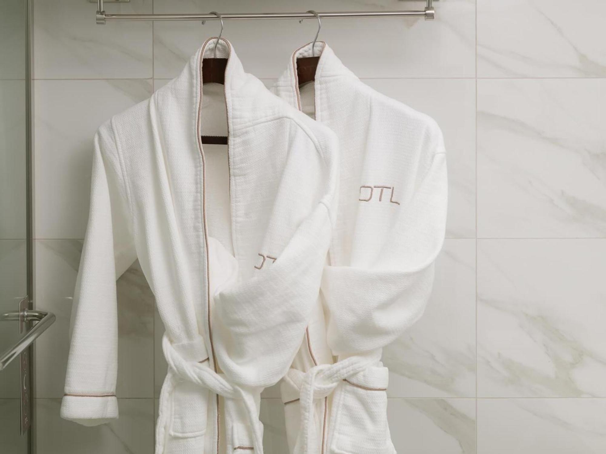 Otl Gouverneur Saguenay Zewnętrze zdjęcie Bathrobes
