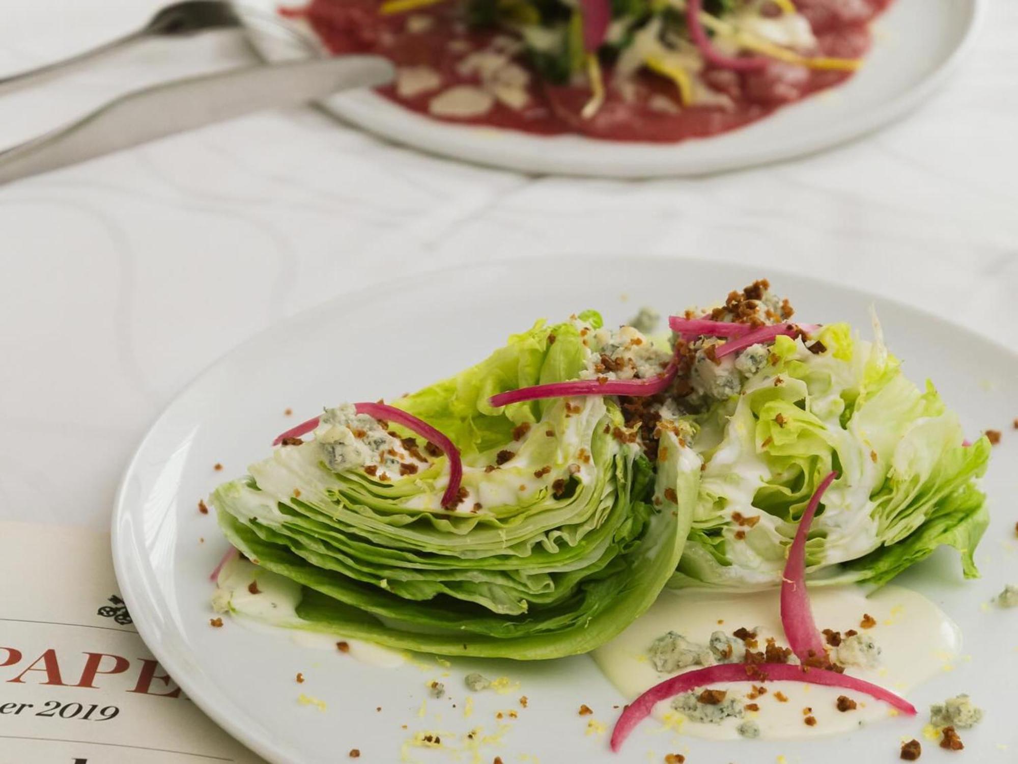 Otl Gouverneur Saguenay Zewnętrze zdjęcie A wedge salad