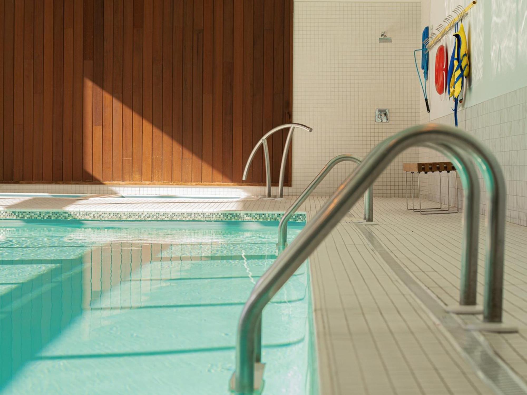 Otl Gouverneur Saguenay Zewnętrze zdjęcie The swimming pool at the hotel