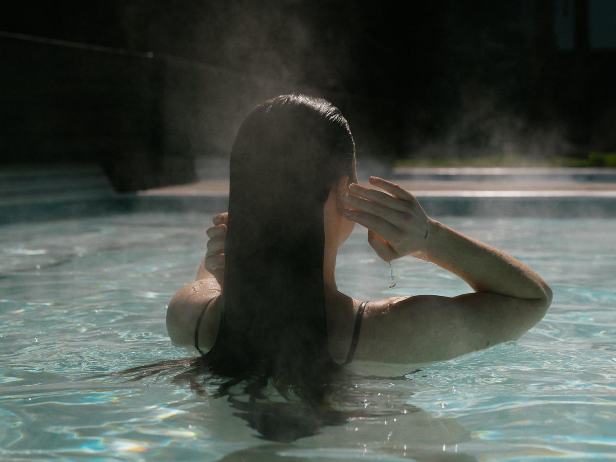 Otl Gouverneur Saguenay Zewnętrze zdjęcie A woman bathing in a hot spring